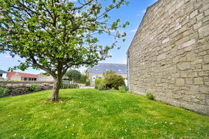 Additional garden to the side- click for photo gallery